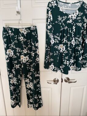 Women's Dark Green Floral Pajama Set - Long Sleeve Top & Pants